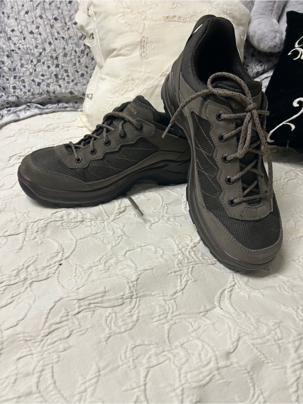 Lowa Men's hiking shoes Taurus Pro GTX Lo- taupe. Worn once to gear test.